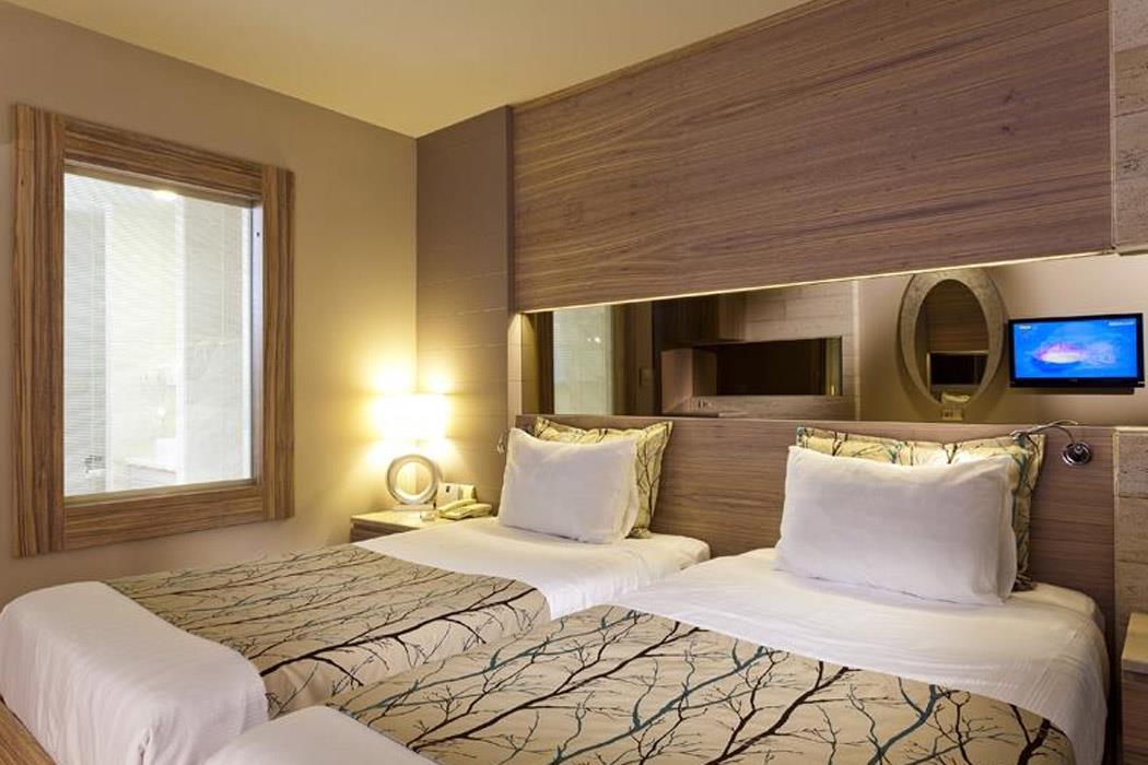 En fazla 3 yetişkin veya 2 yetişkin + 1 çocuk.