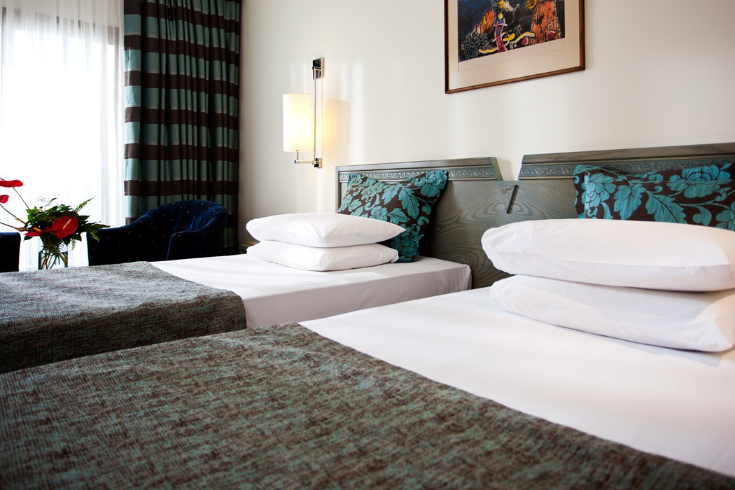 En az 3 yetişkin, En fazla 4 yetişkin + 1 çocuk veya 3 yetişkin + 2 çocuk.