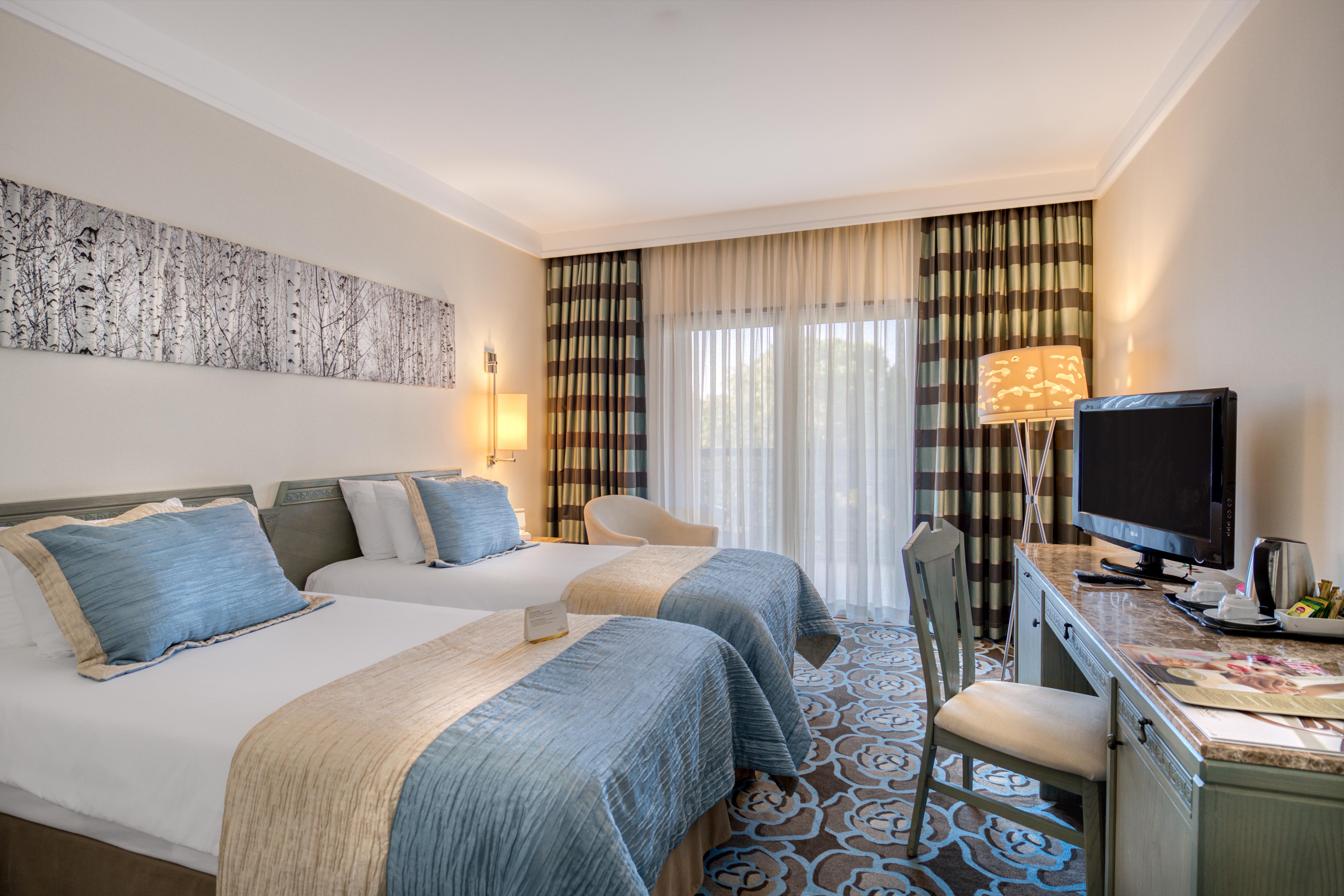 En fazla 3 yetişkin veya 2 yetişkin + 1 çocuk.