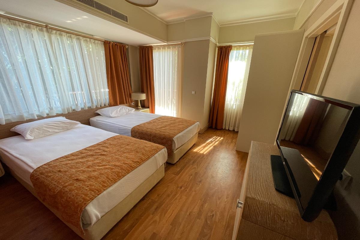 En az 2 yetişkin, En fazla 3 yetişkin + 1 çocuk veya 2 yetişkin + 2 çocuk.