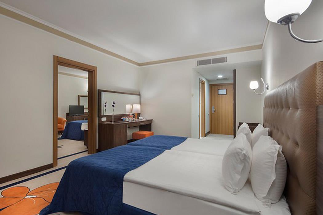 En az 2 yetişkin, En fazla 4 yetişkin veya 3 yetişkin + 1 çocuk.