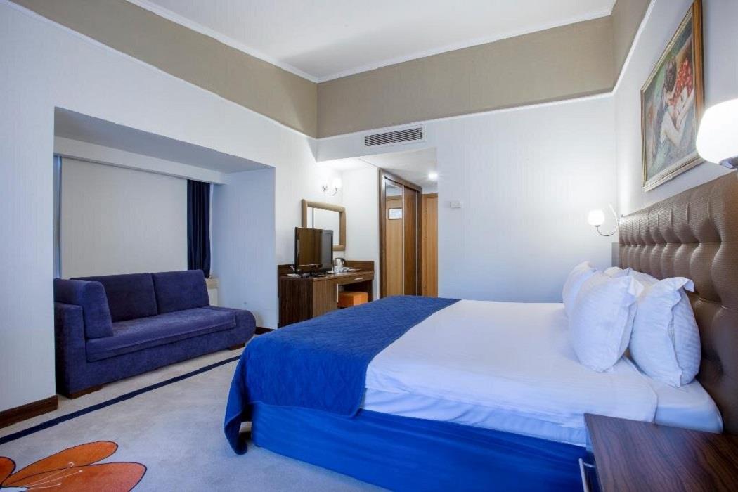 En fazla 3 yetişkin + 1 çocuk veya 2 yetişkin + 2 çocuk.