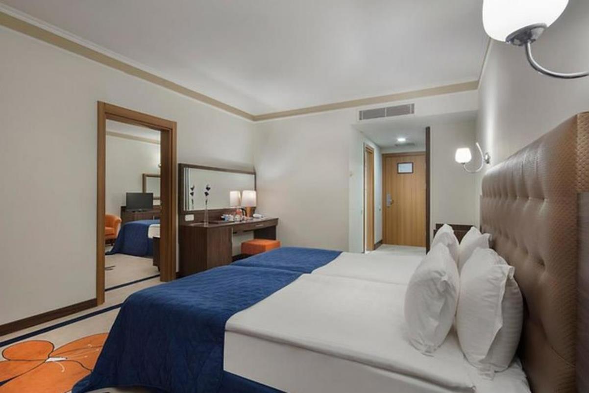 En az 2 yetişkin, En fazla 4 yetişkin + 1 çocuk veya 3 yetişkin + 2 çocuk.