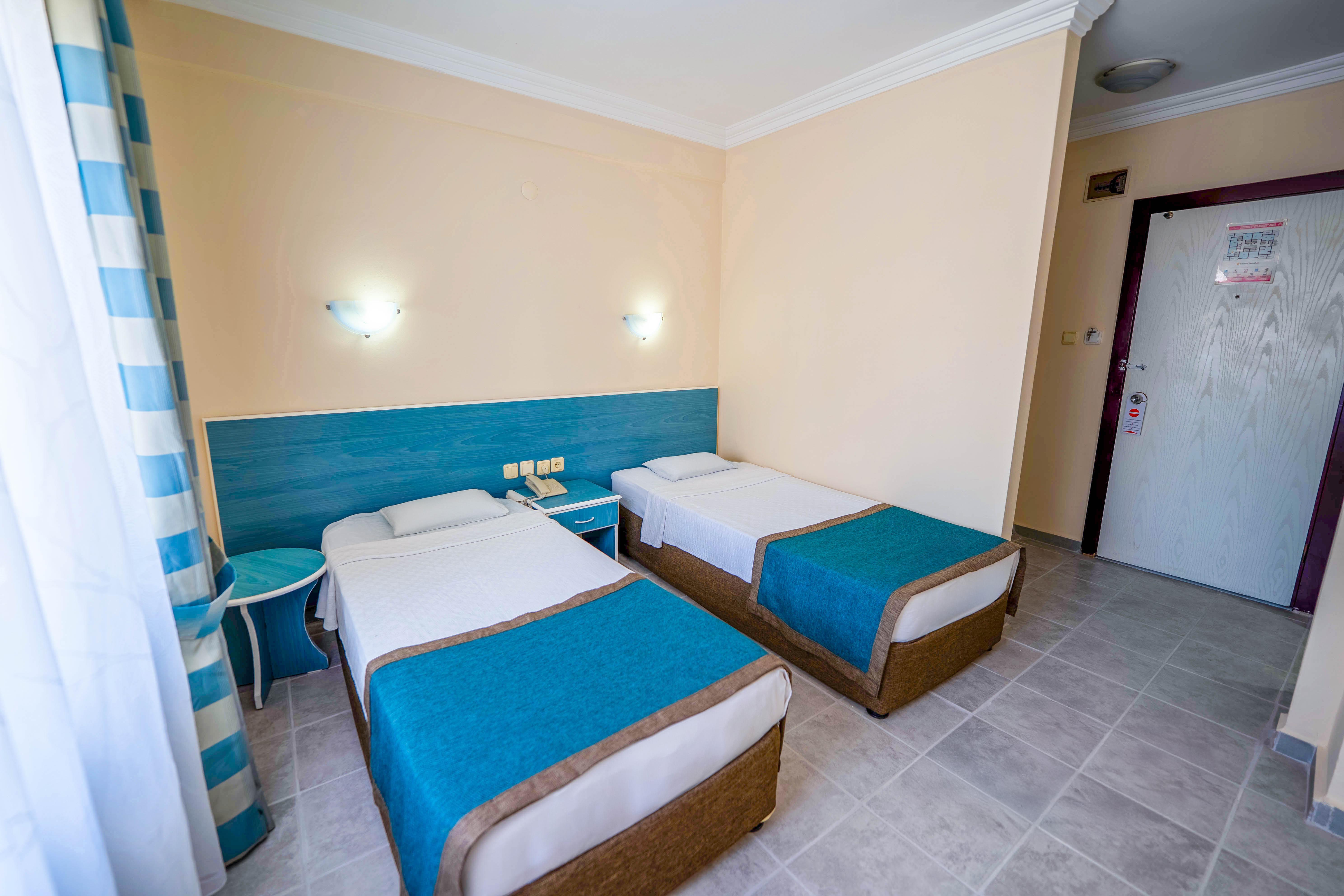 En fazla 3 yetişkin + 1 bebek (0-2 yaş) veya 2 yetişkin + 2 çocuk + 1 bebek (0-2 yaş).