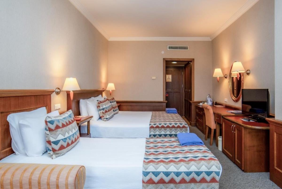 En fazla 3 yetişkin + 1 çocuk veya 2 yetişkin + 2 çocuk.