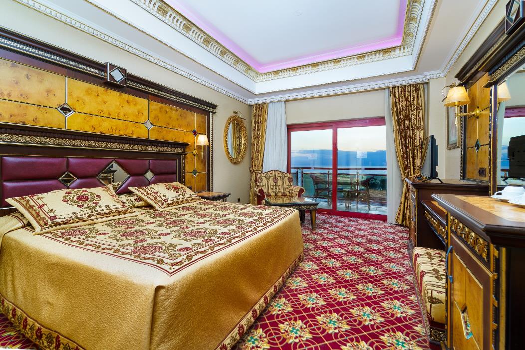 En fazla 3 yetişkin veya 2 yetişkin + 1 çocuk.