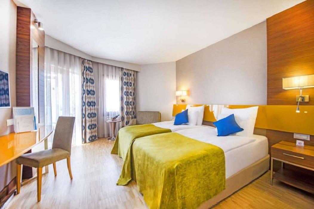 En fazla 3 yetişkin veya 2 yetişkin + 1 çocuk.