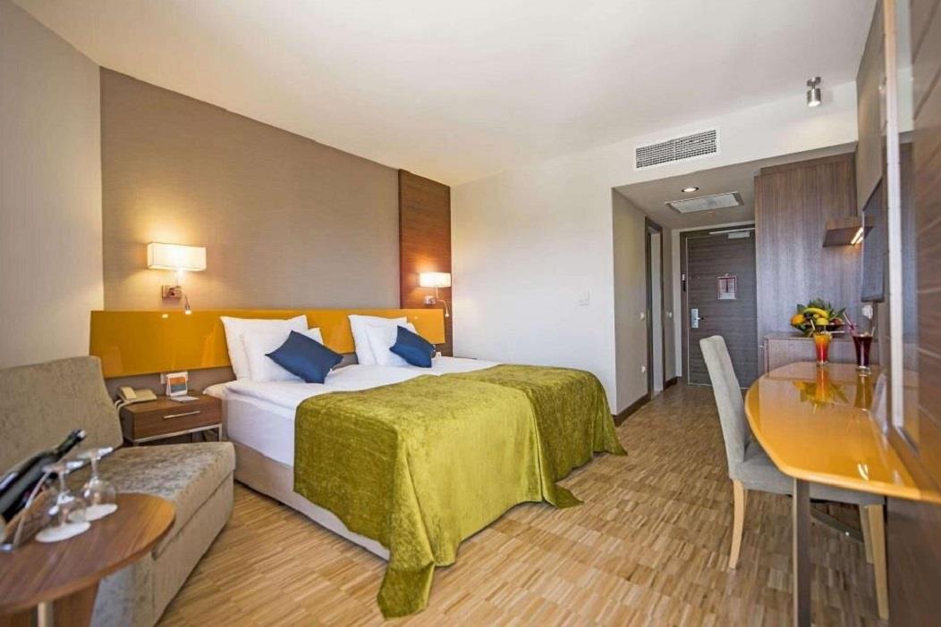 En fazla 3 yetişkin veya 2 yetişkin + 1 çocuk.