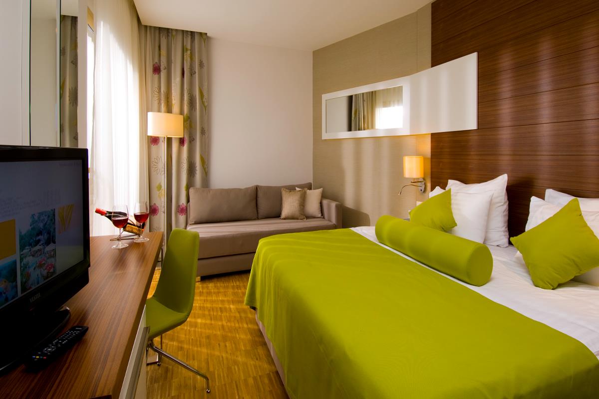 En az 2 yetişkin, En fazla 4 yetişkin + 1 çocuk veya 3 yetişkin + 2 çocuk.