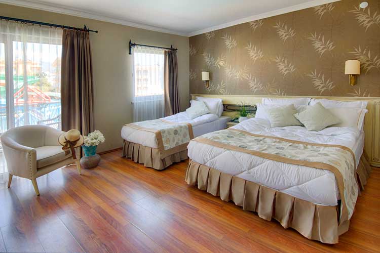 En az 3 yetişkin, En fazla 4 yetişkin veya 3 yetişkin + 1 çocuk.