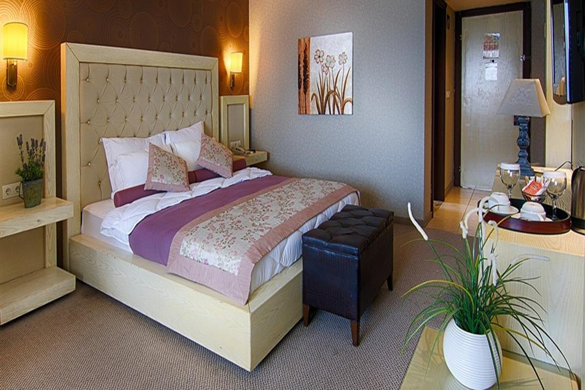 En az 2 yetişkin, En fazla 3 yetişkin veya 2 yetişkin + 1 çocuk.