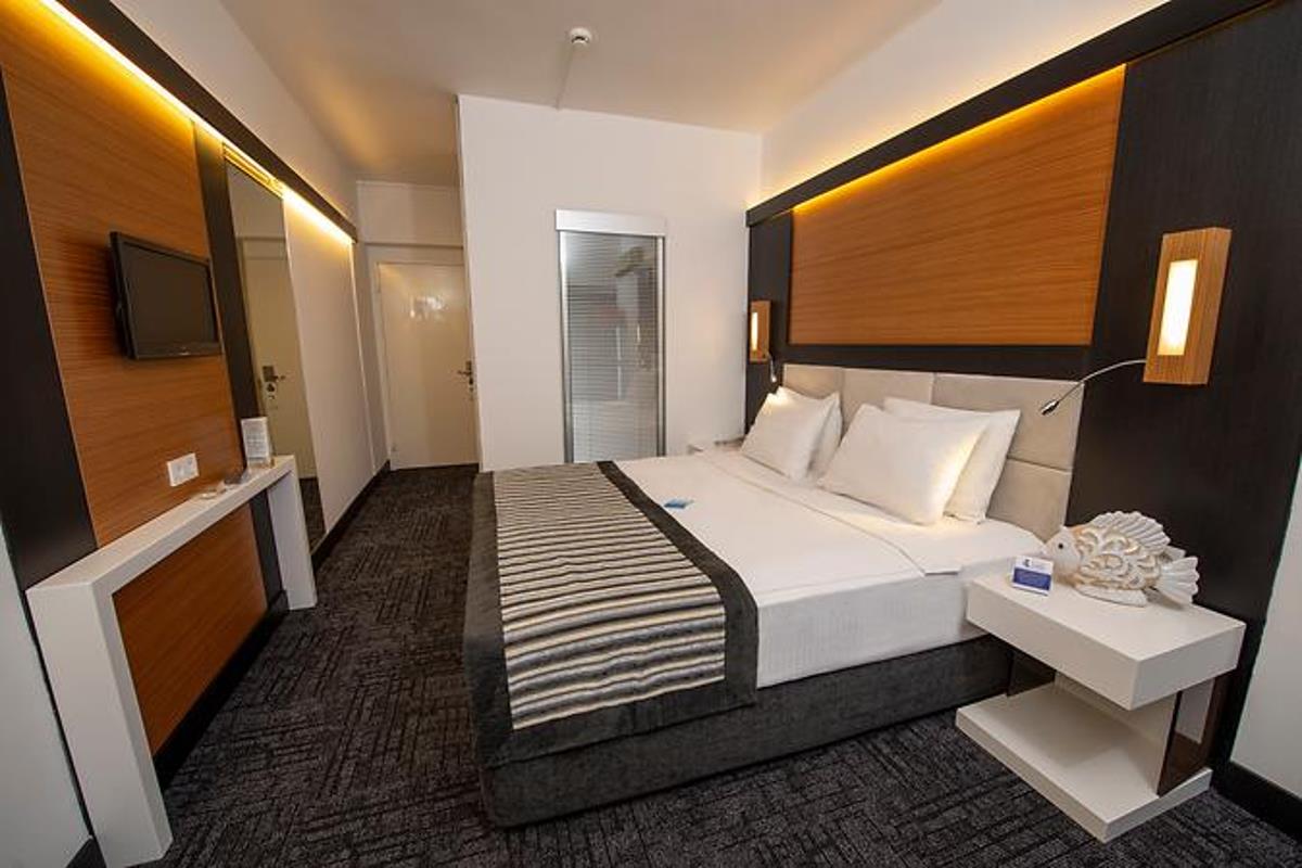 En fazla 3 yetişkin veya 2 yetişkin + 1 çocuk.