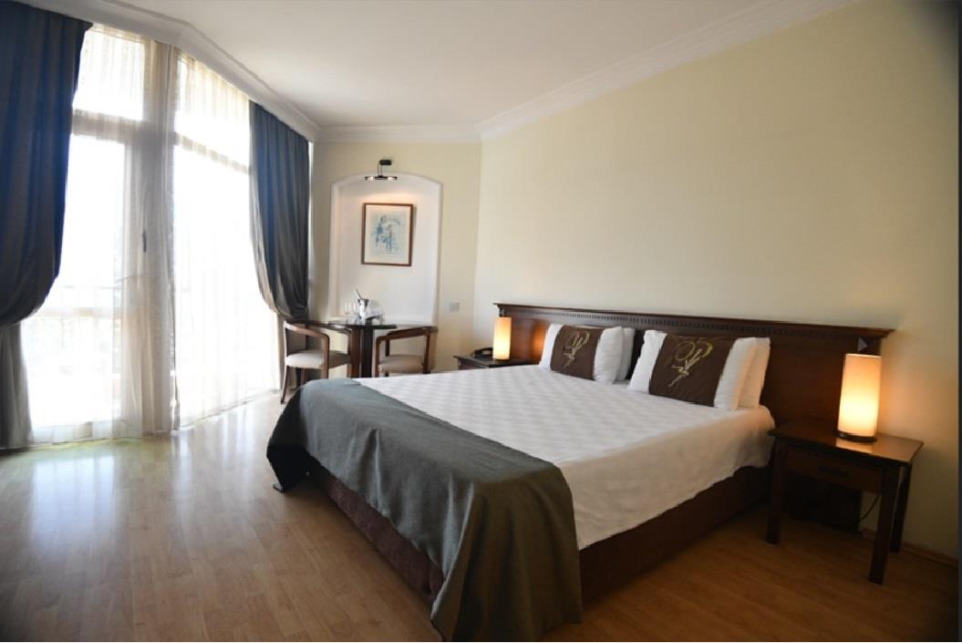 En fazla 3 yetişkin veya 2 yetişkin + 1 çocuk.