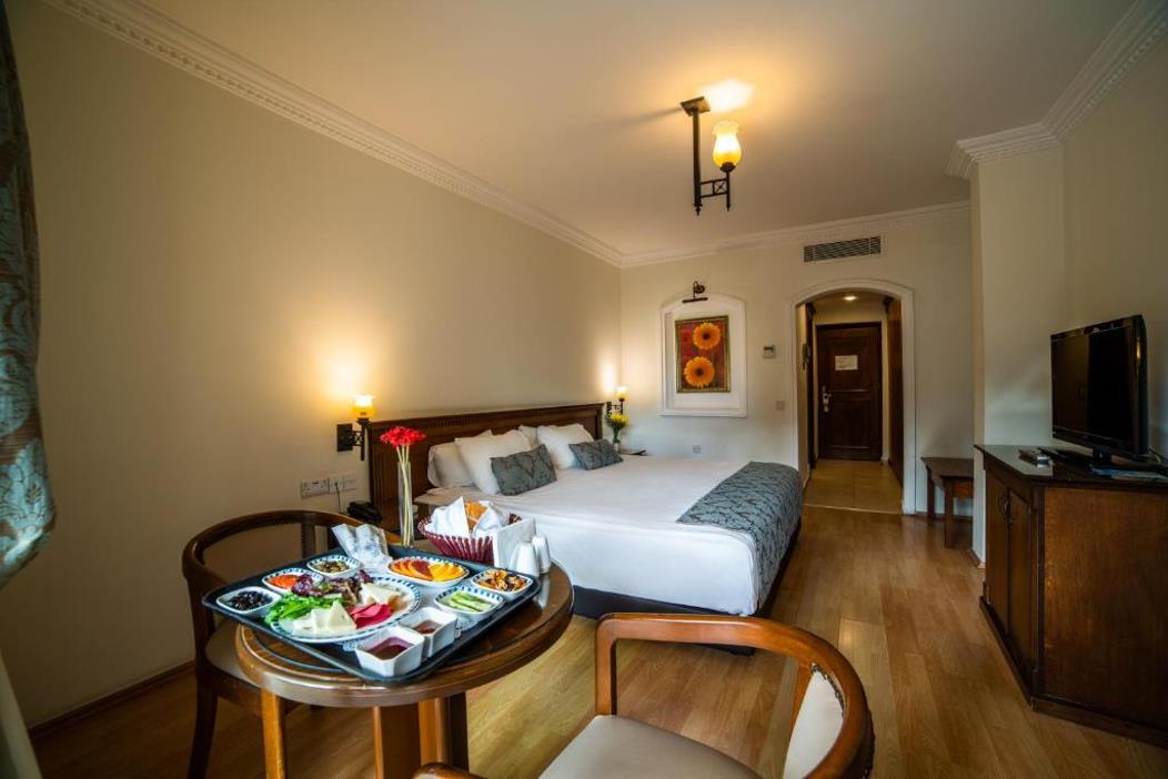 En fazla 3 yetişkin veya 2 yetişkin + 1 çocuk.