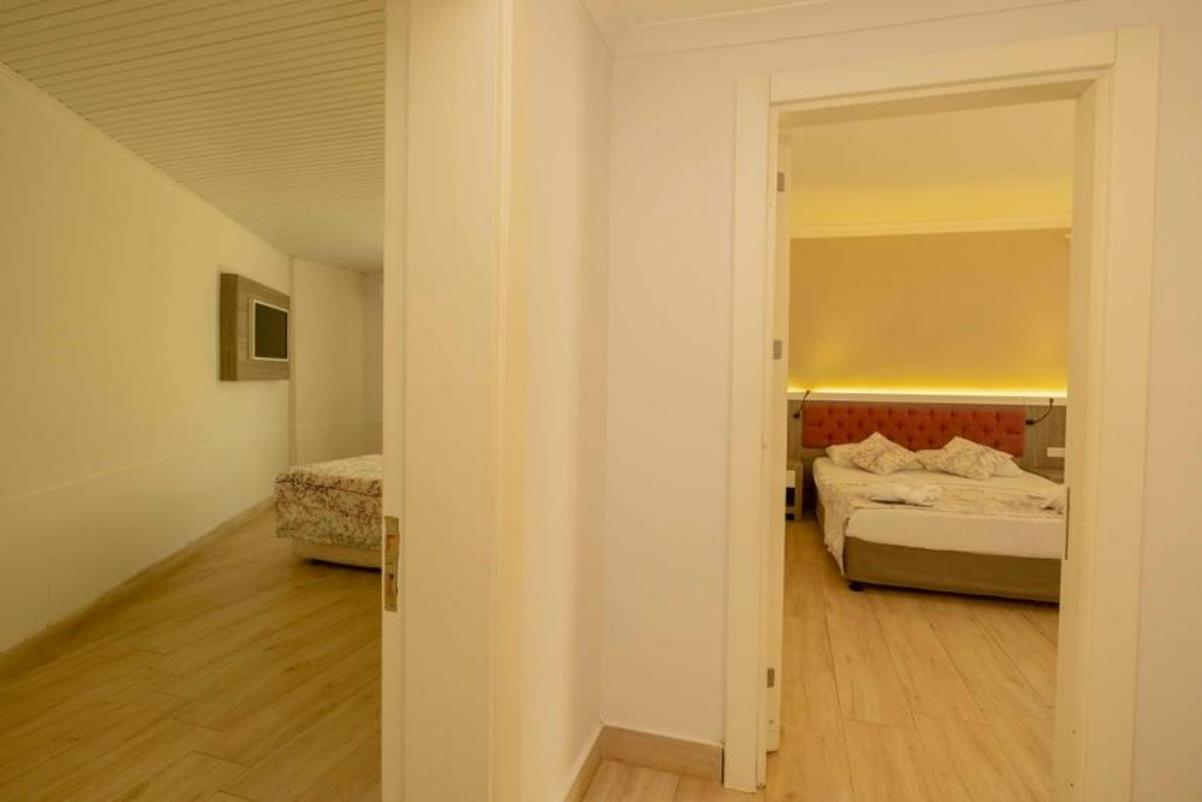 En az 3 yetişkin, En fazla 3 yetişkin + 2 çocuk.