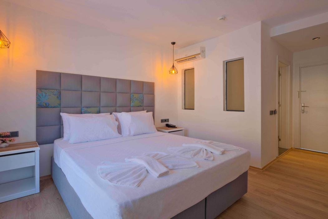 En fazla 2 yetişkin + 1 bebek (0-2 yaş).