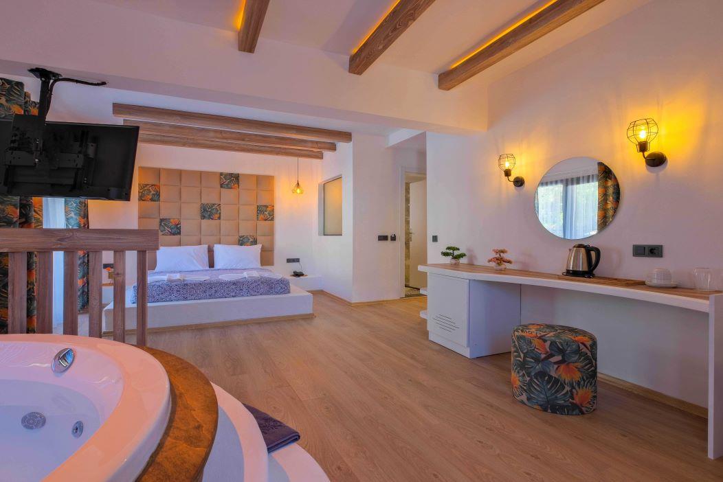 En fazla 2 yetişkin + 1 bebek (0-2 yaş).