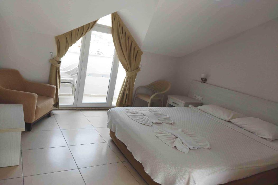 En az 3 yetişkin, En fazla 3 yetişkin + 2 çocuk.