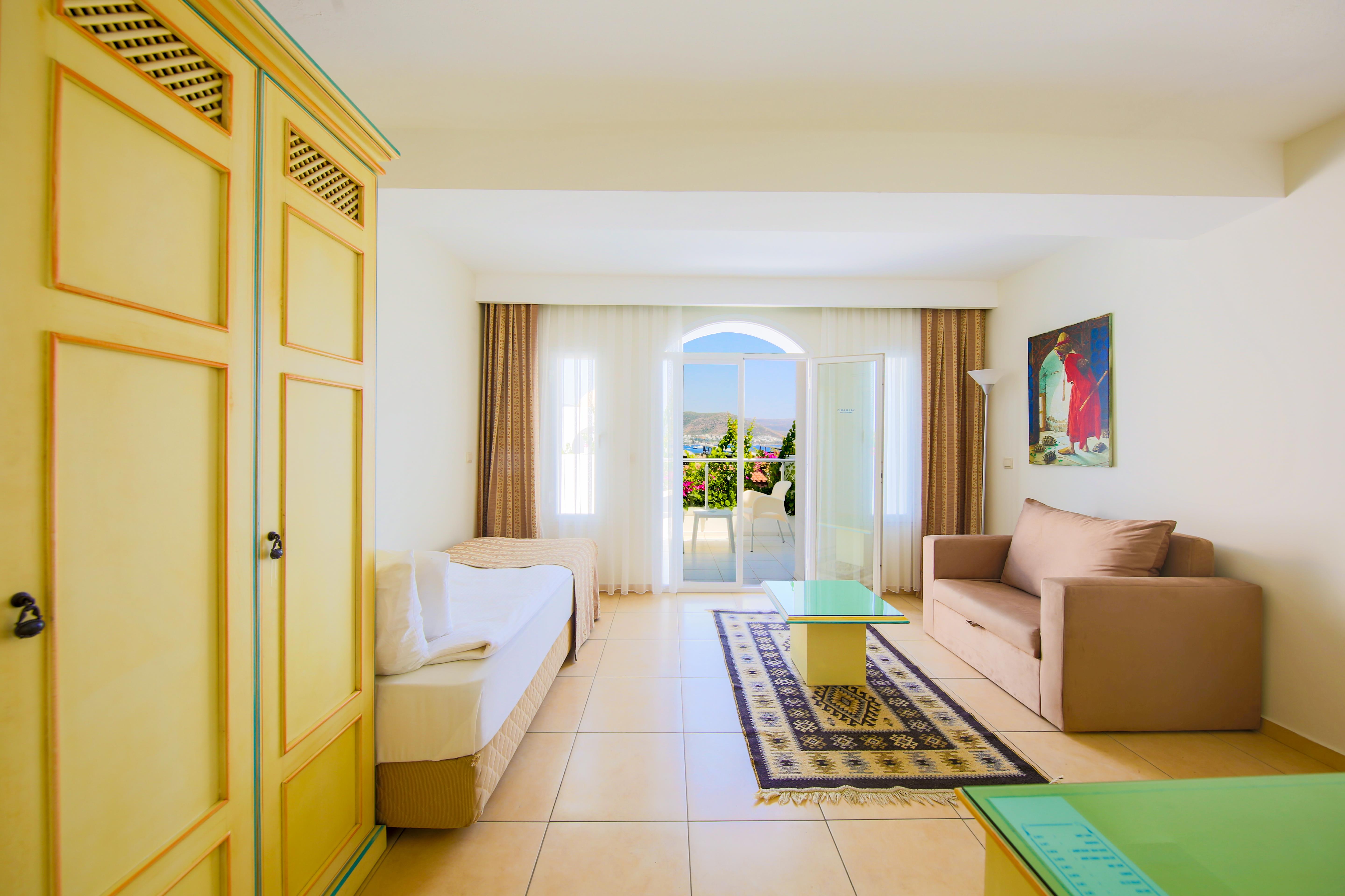 En az 2 yetişkin, En fazla 3 yetişkin + 1 çocuk veya 2 yetişkin + 2 çocuk.