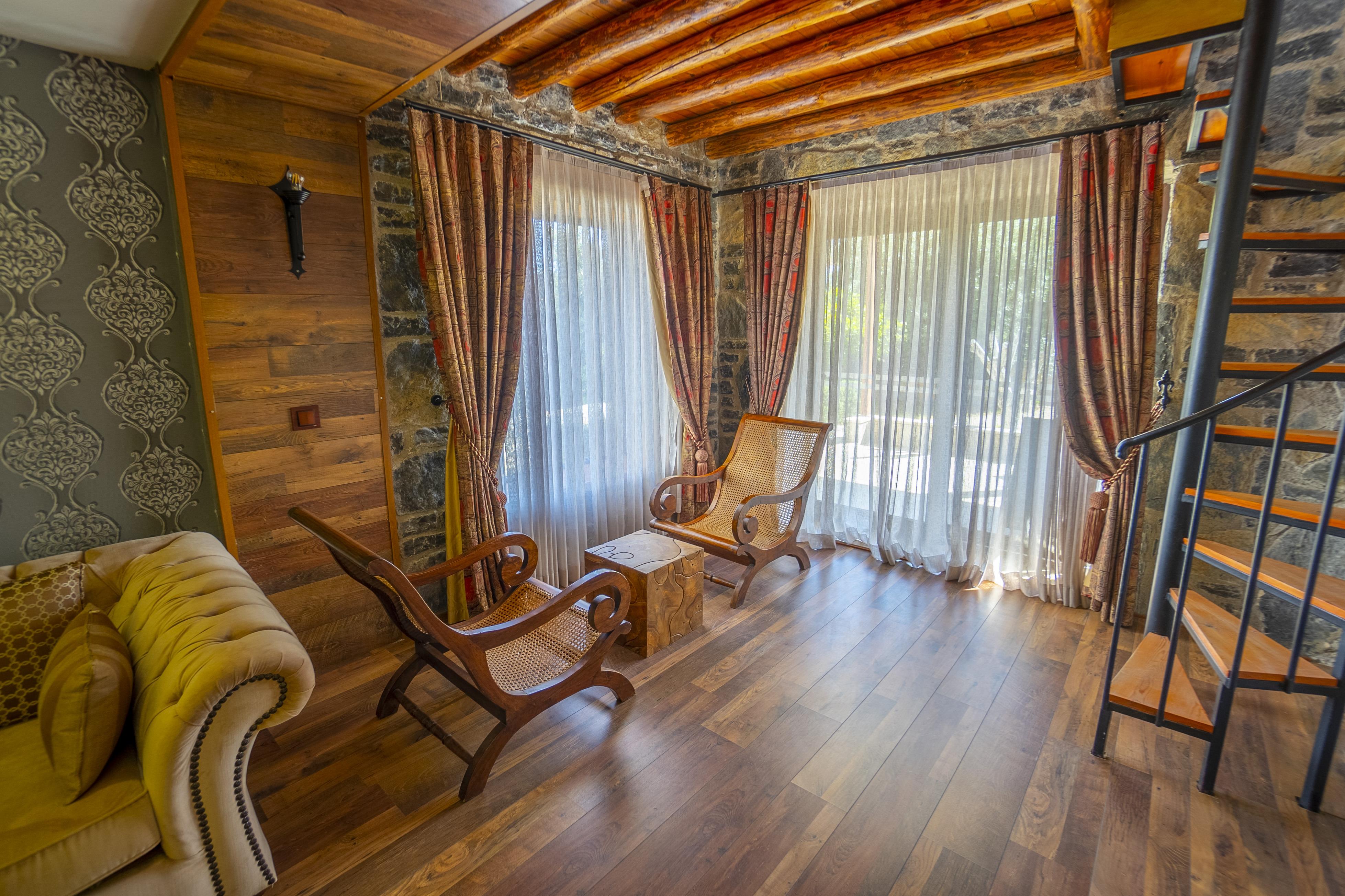 En fazla 3 yetişkin veya 2 yetişkin + 1 çocuk.