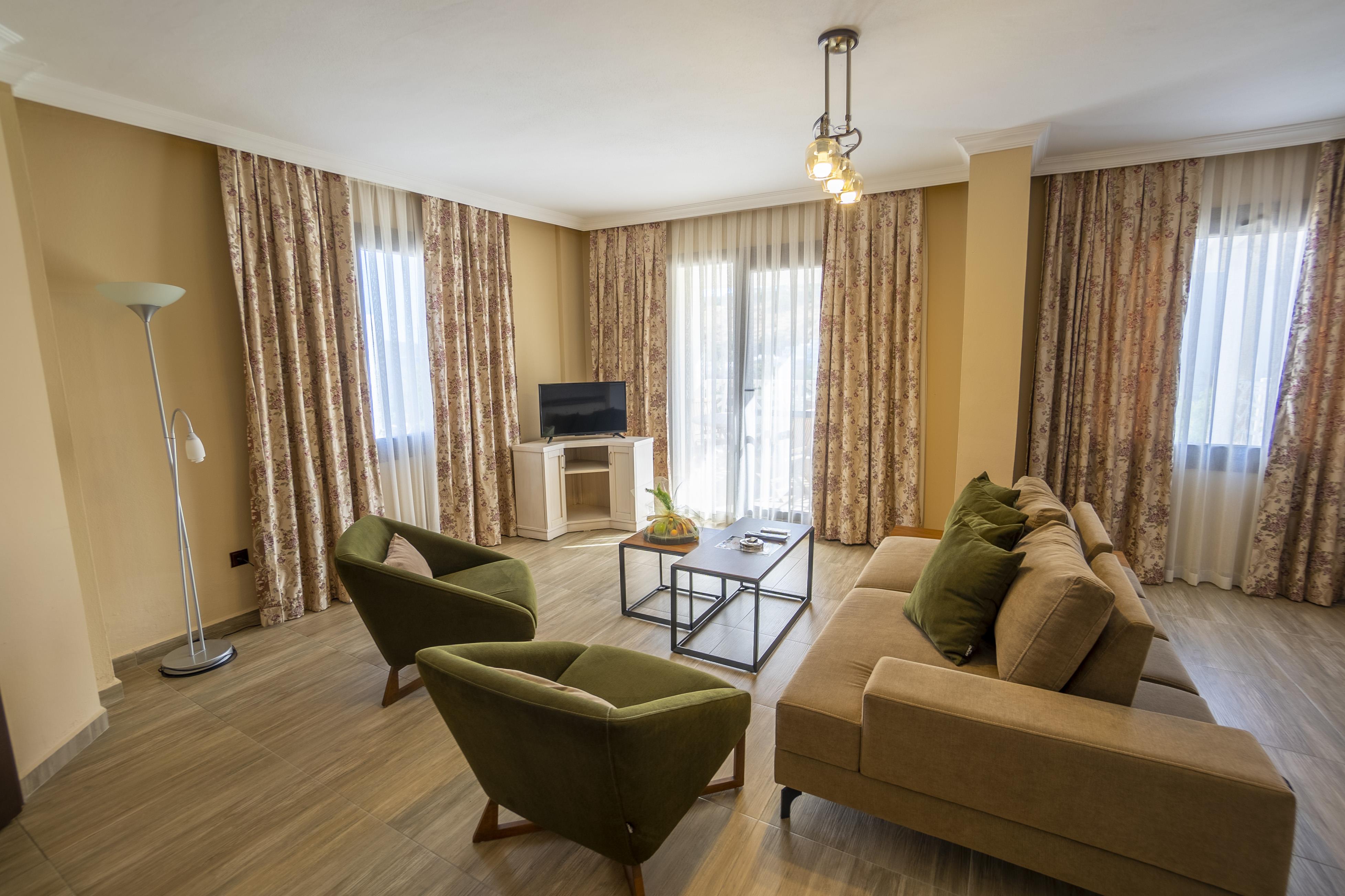 En az 2 yetişkin, En fazla 4 yetişkin.