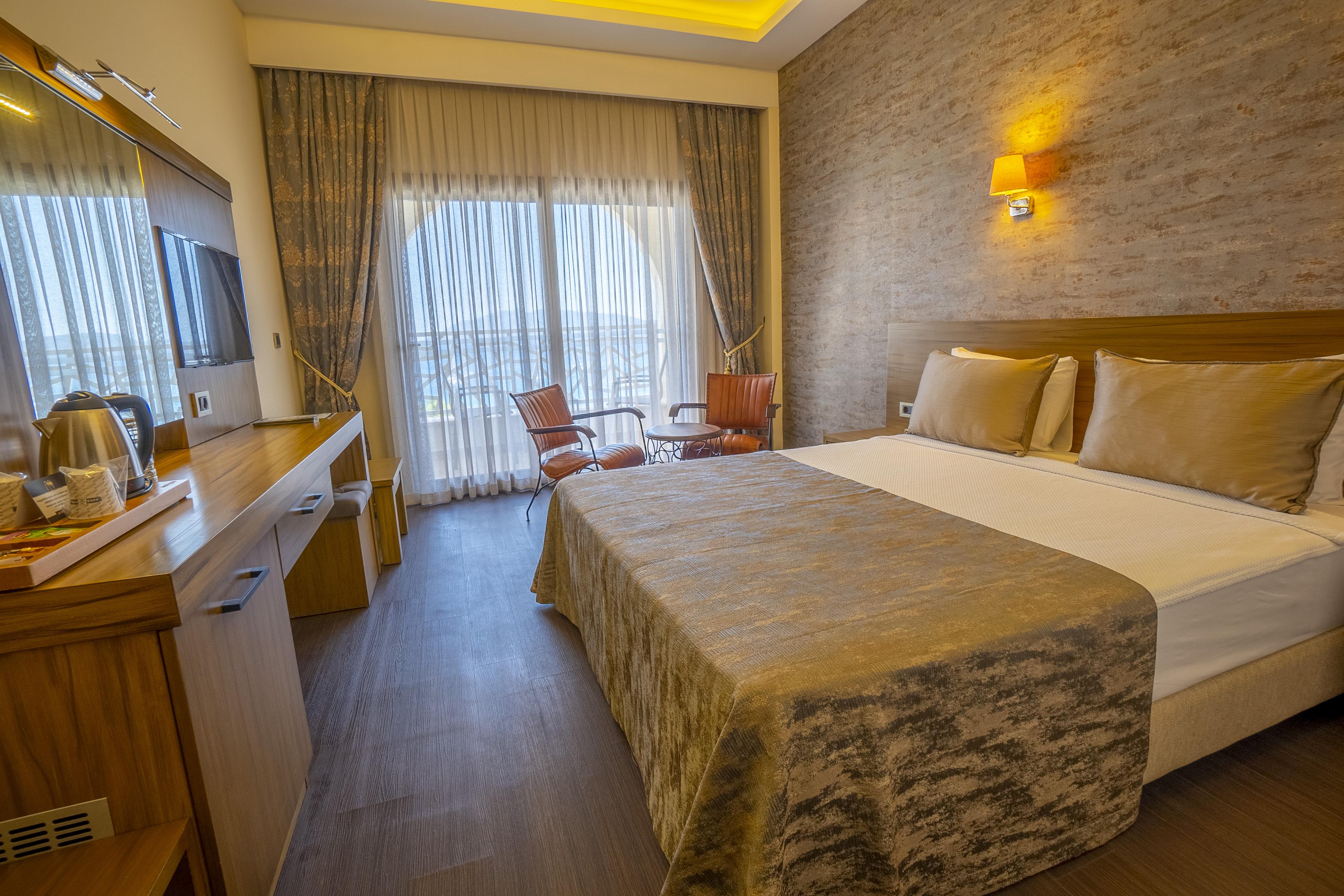 En fazla 3 yetişkin veya 2 yetişkin + 1 çocuk.