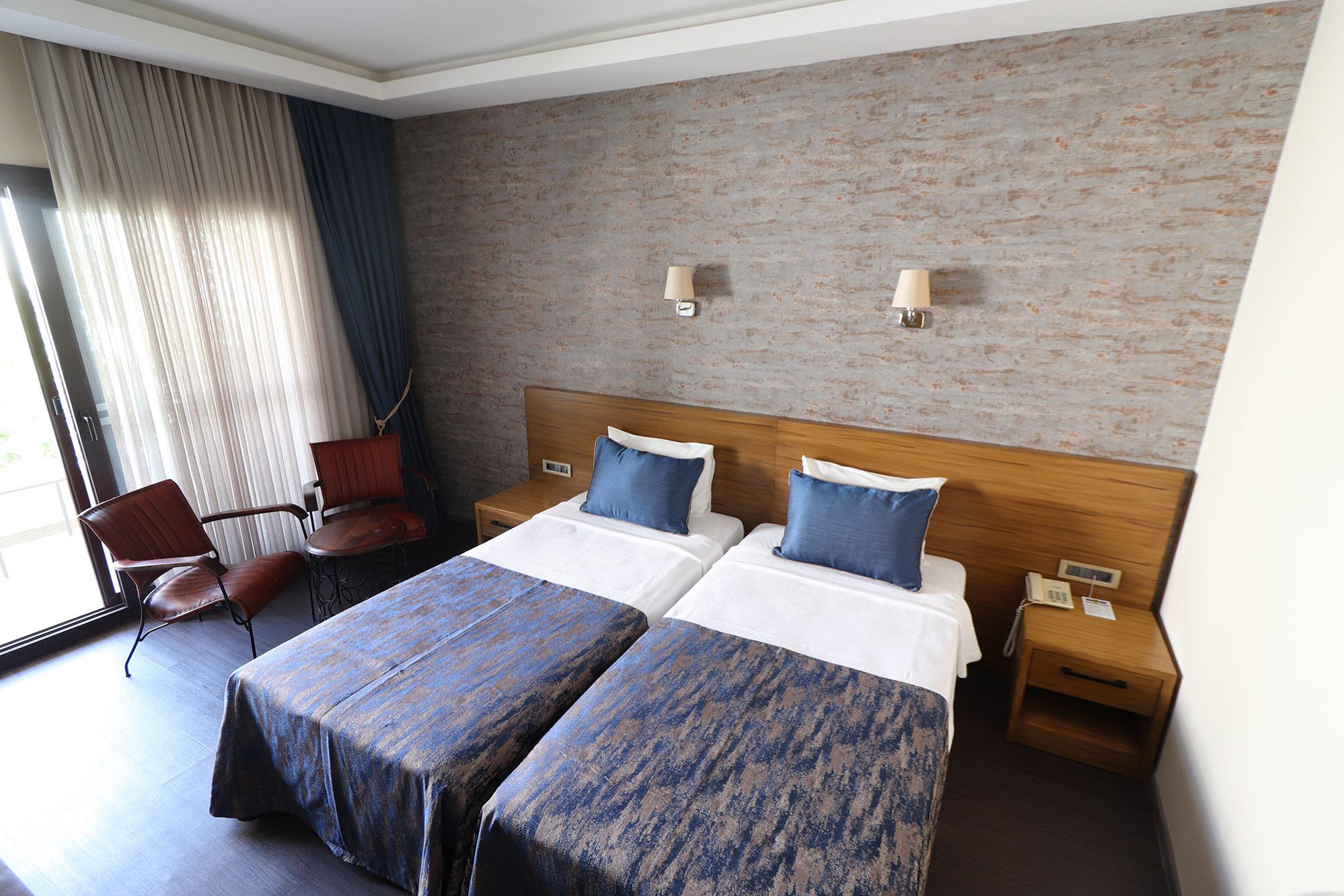 En fazla 2 yetişkin veya 1 yetişkin + 1 çocuk.