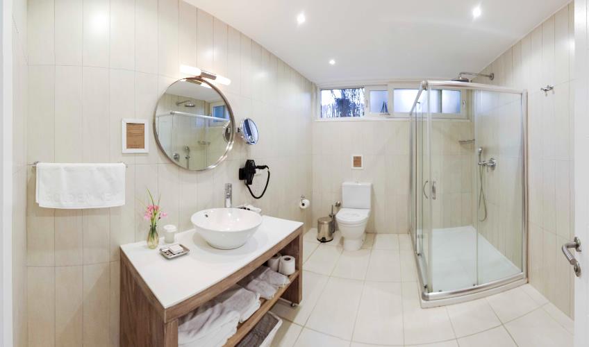 En fazla 4 yetişkin + 1 bebek (0-2 yaş) veya 3 yetişkin + 1 çocuk + 1 bebek (0-2 yaş).