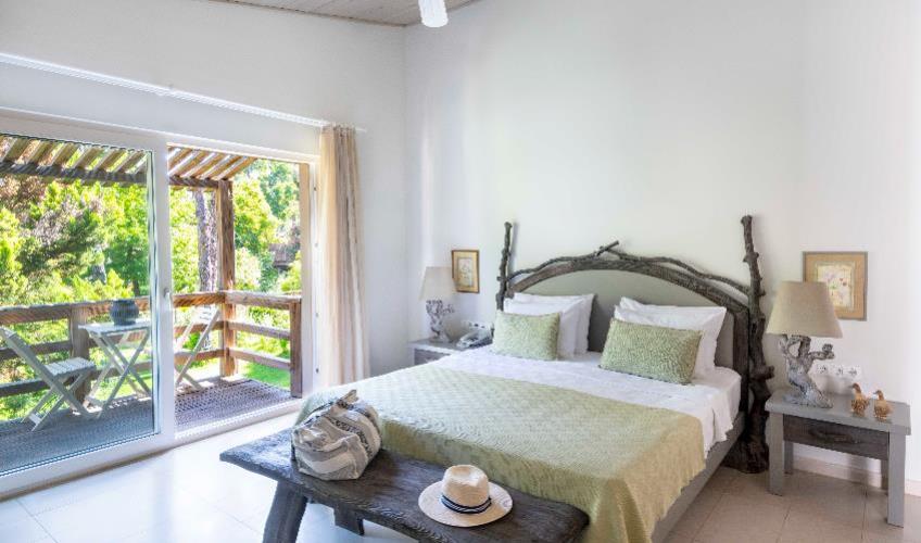 En fazla 3 yetişkin.