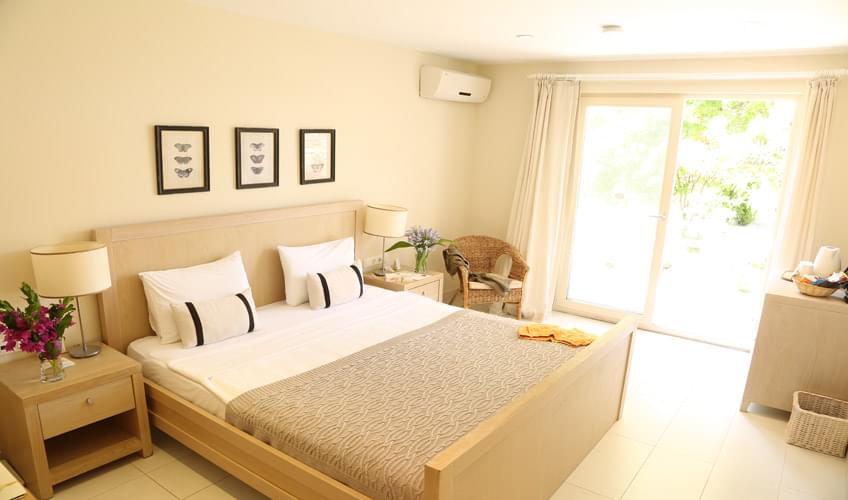 En fazla 2 yetişkin + 1 çocuk + 1 bebek (0-2 yaş) veya 1 yetişkin + 2 çocuk + 1 bebek (0-2 yaş).