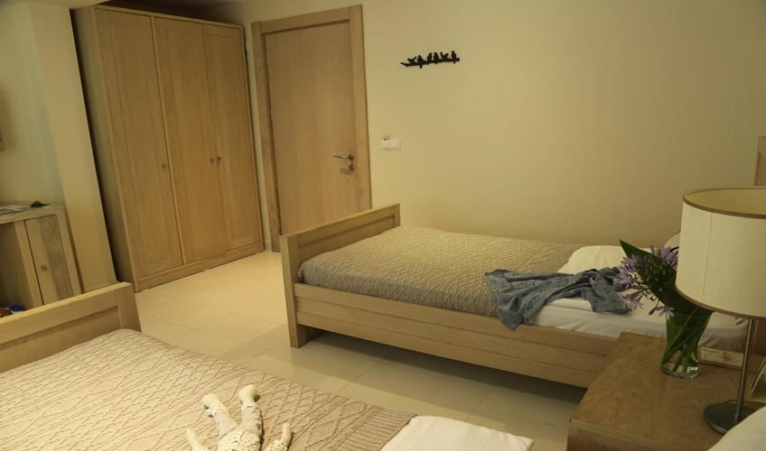 En az 4 yetişkin, En fazla 4 yetişkin + 1 bebek (0-2 yaş).