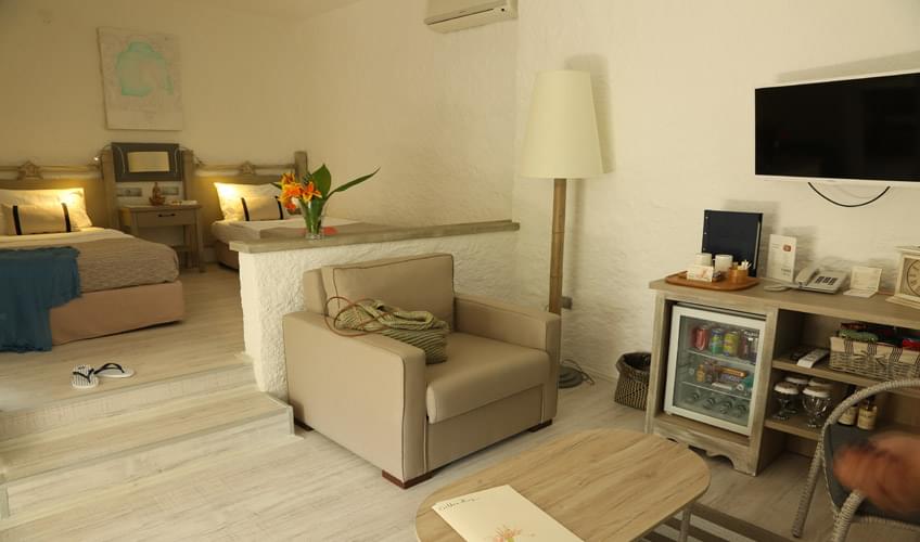 En fazla 2 yetişkin + 1 çocuk + 1 bebek (0-2 yaş) veya 1 yetişkin + 2 çocuk + 1 bebek (0-2 yaş).