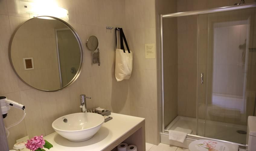 En fazla 3 yetişkin + 1 bebek (0-2 yaş).