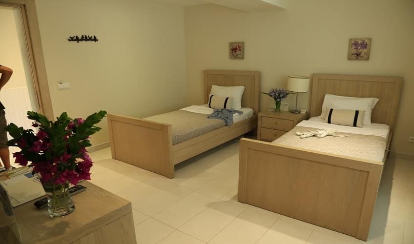 En fazla 4 yetişkin + 1 bebek (0-2 yaş) veya 3 yetişkin + 1 çocuk + 1 bebek (0-2 yaş).