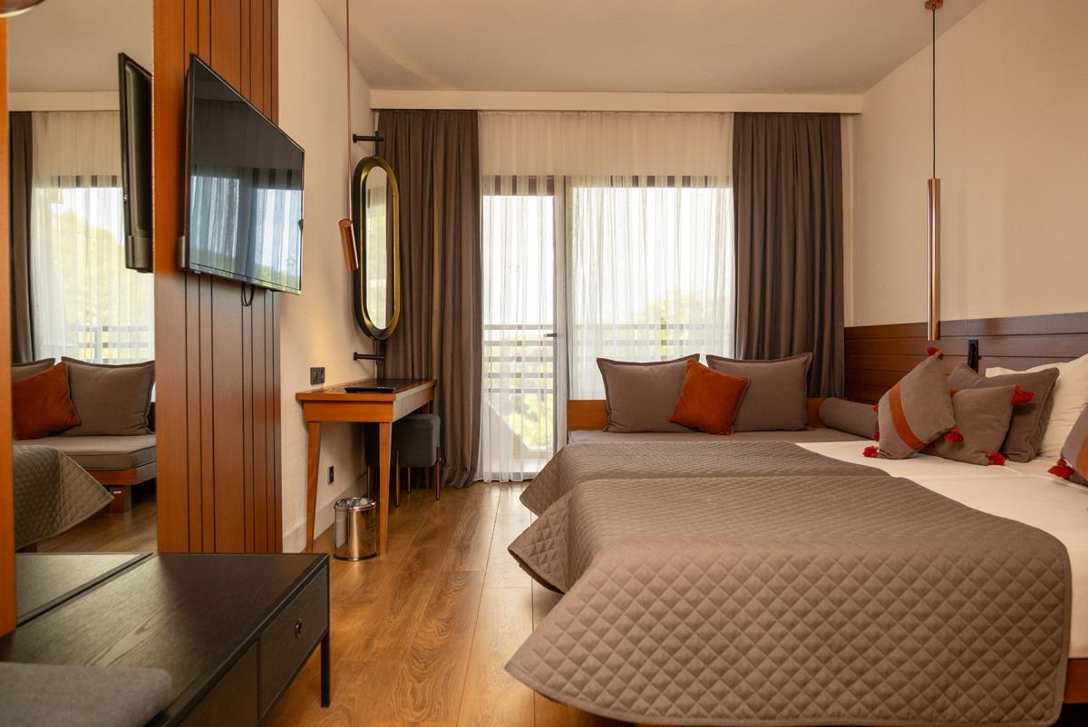 En fazla 3 yetişkin veya 2 yetişkin + 1 çocuk.