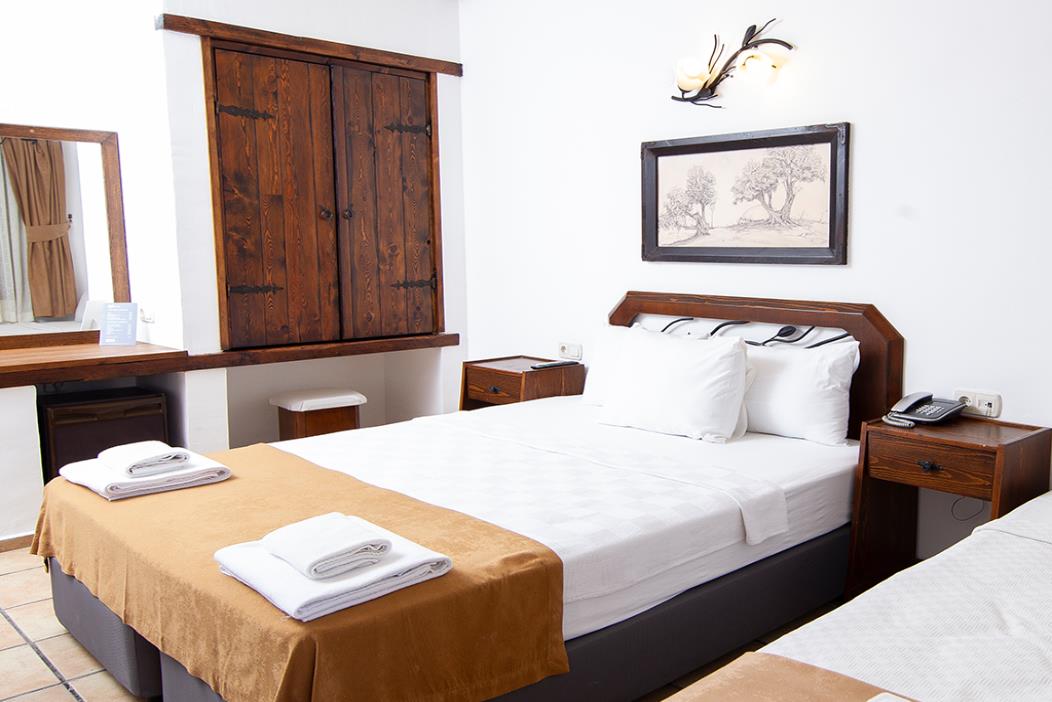 En fazla 3 yetişkin + 1 bebek (0-2 yaş).