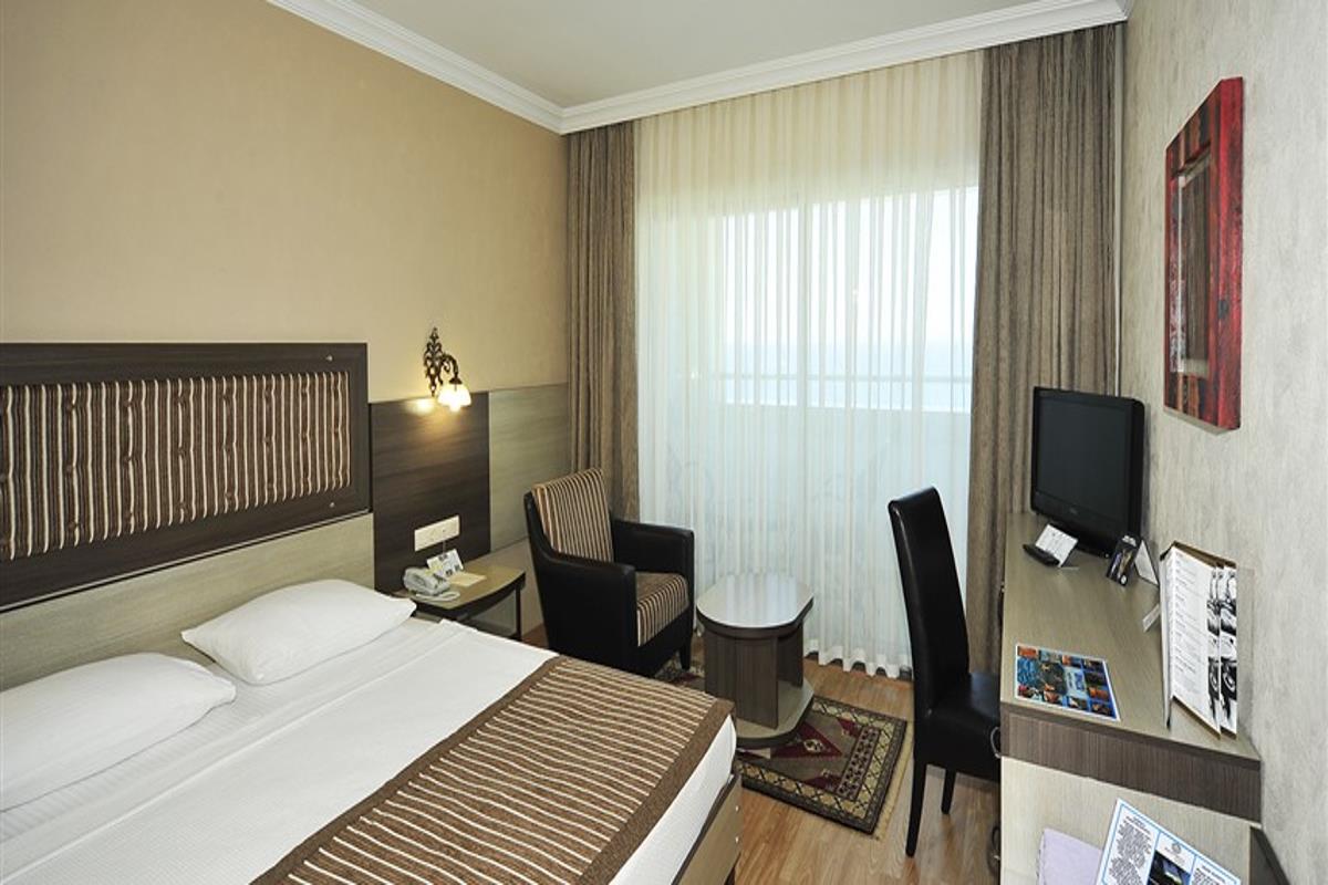 En fazla 3 yetişkin veya 2 yetişkin + 1 çocuk.