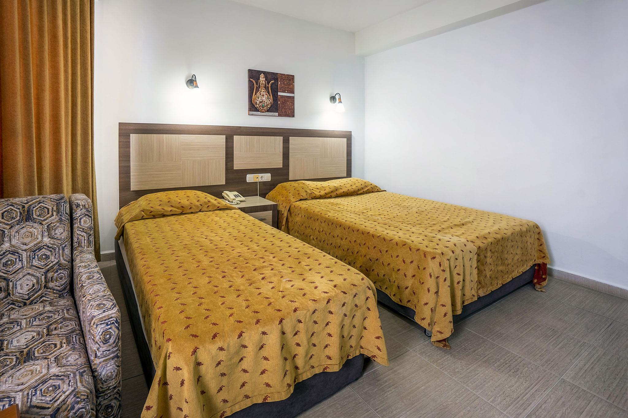 En fazla 3 yetişkin.