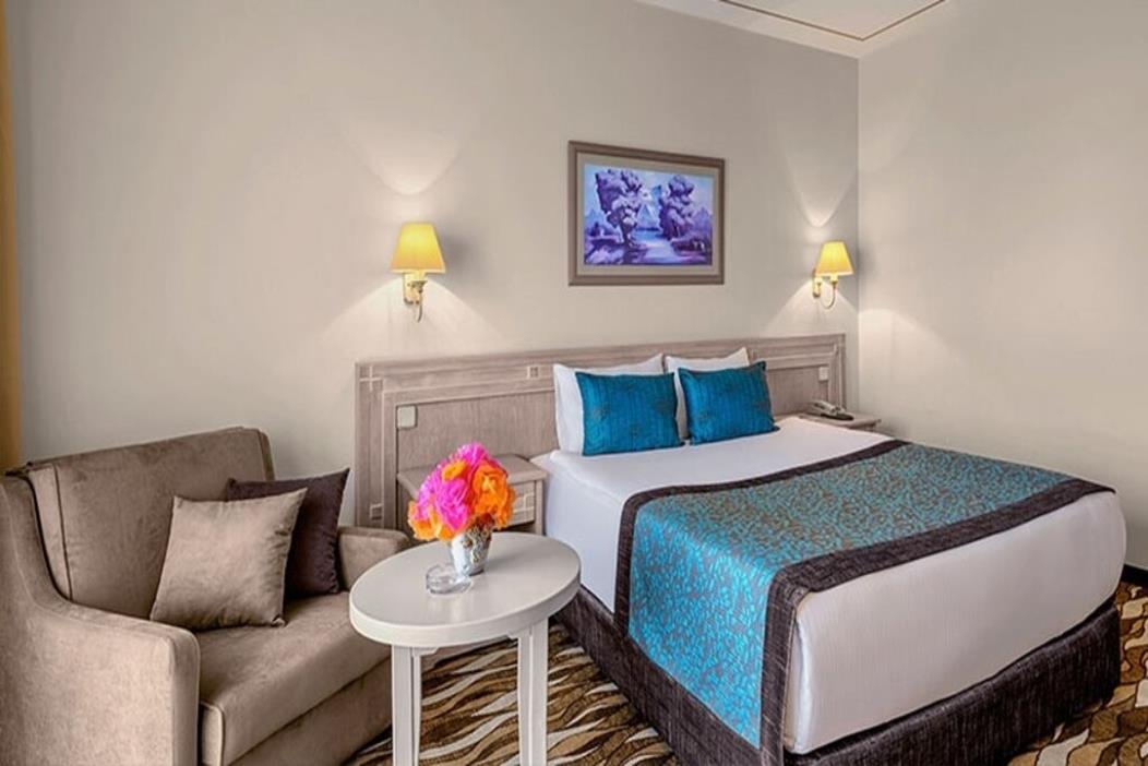 En fazla 3 yetişkin veya 2 yetişkin + 1 çocuk.