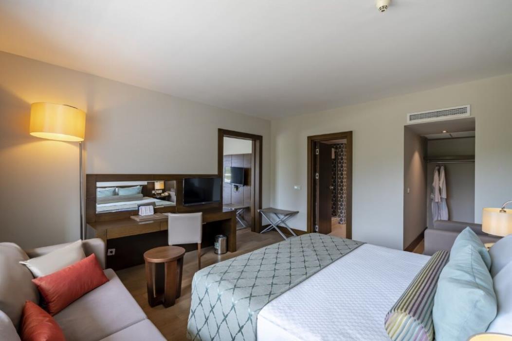 En az 3 yetişkin, En fazla 4 yetişkin veya 3 yetişkin + 1 çocuk.