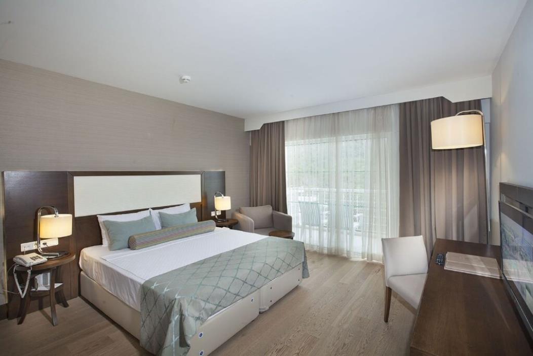 En az 3 yetişkin, En fazla 4 yetişkin veya 3 yetişkin + 1 çocuk.