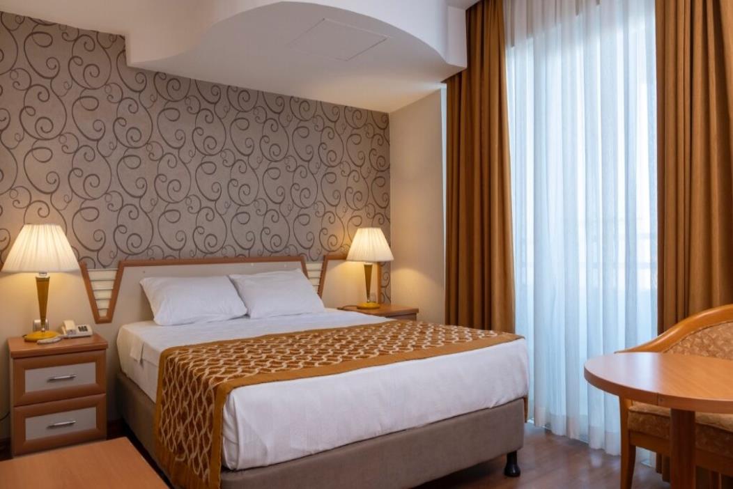 En fazla 3 yetişkin veya 2 yetişkin + 1 çocuk.