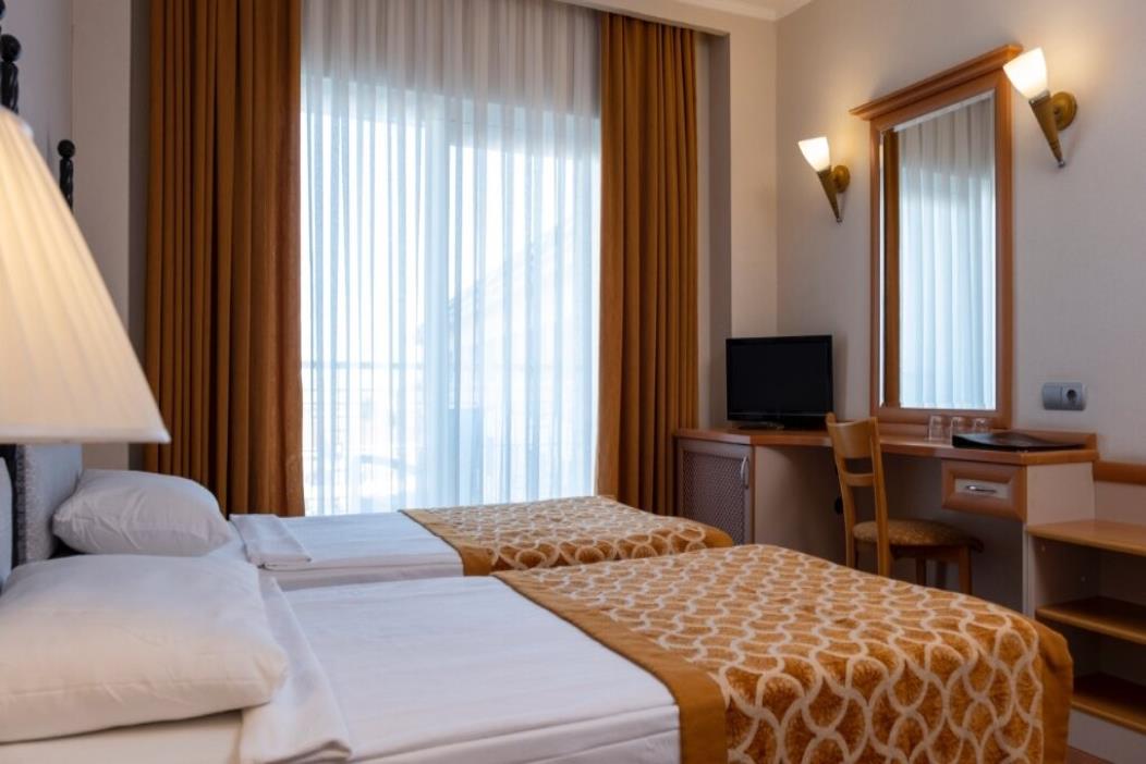 En fazla 3 yetişkin veya 2 yetişkin + 1 çocuk.