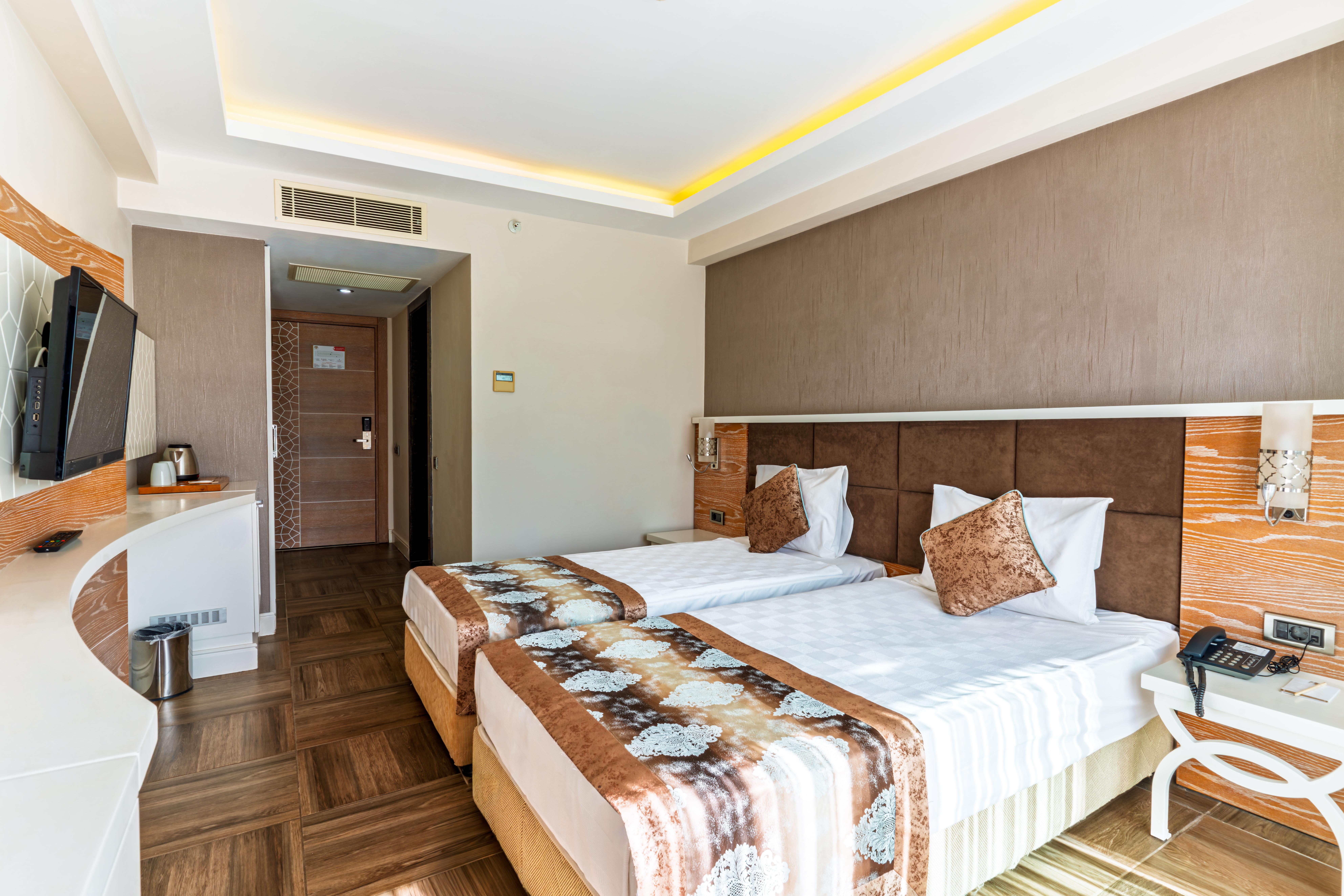 En fazla 2 yetişkin + 1 çocuk + 1 bebek (0-2 yaş) veya 1 yetişkin + 1 çocuk + 1 bebek (0-2 yaş).