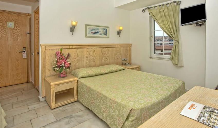 En fazla 3 yetişkin veya 2 yetişkin + 1 çocuk.