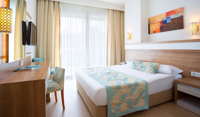 En fazla 3 yetişkin + 1 bebek (0-2 yaş) veya 2 yetişkin + 1 çocuk + 1 bebek (0-2 yaş).