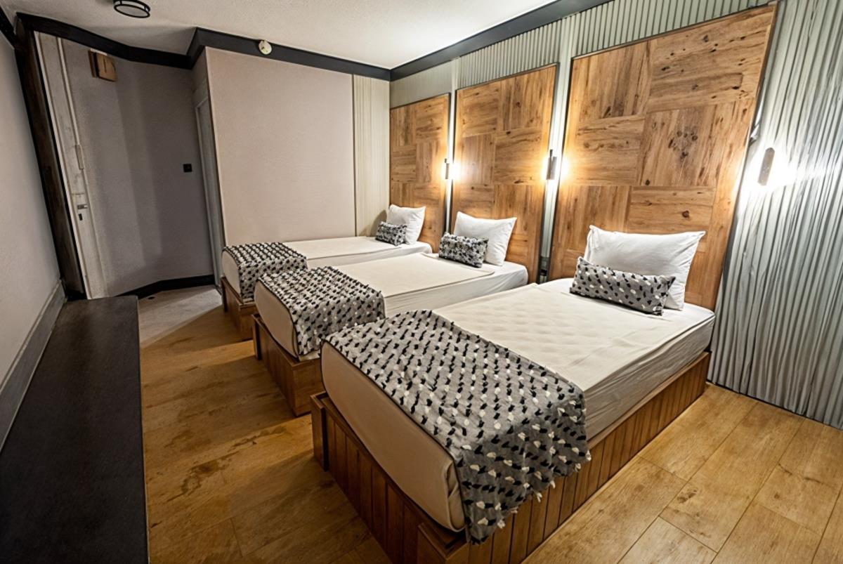 En az 3 yetişkin, En fazla 4 yetişkin veya 3 yetişkin + 1 çocuk.