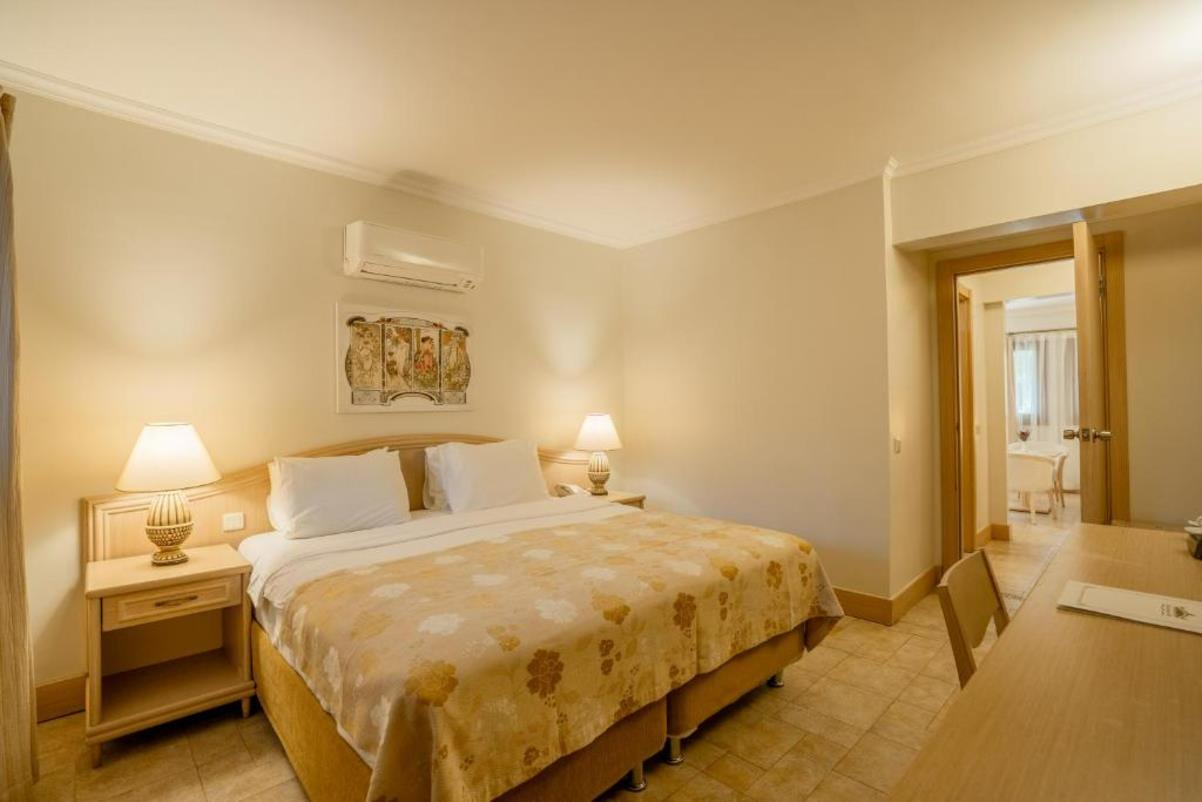 En fazla 3 yetişkin.