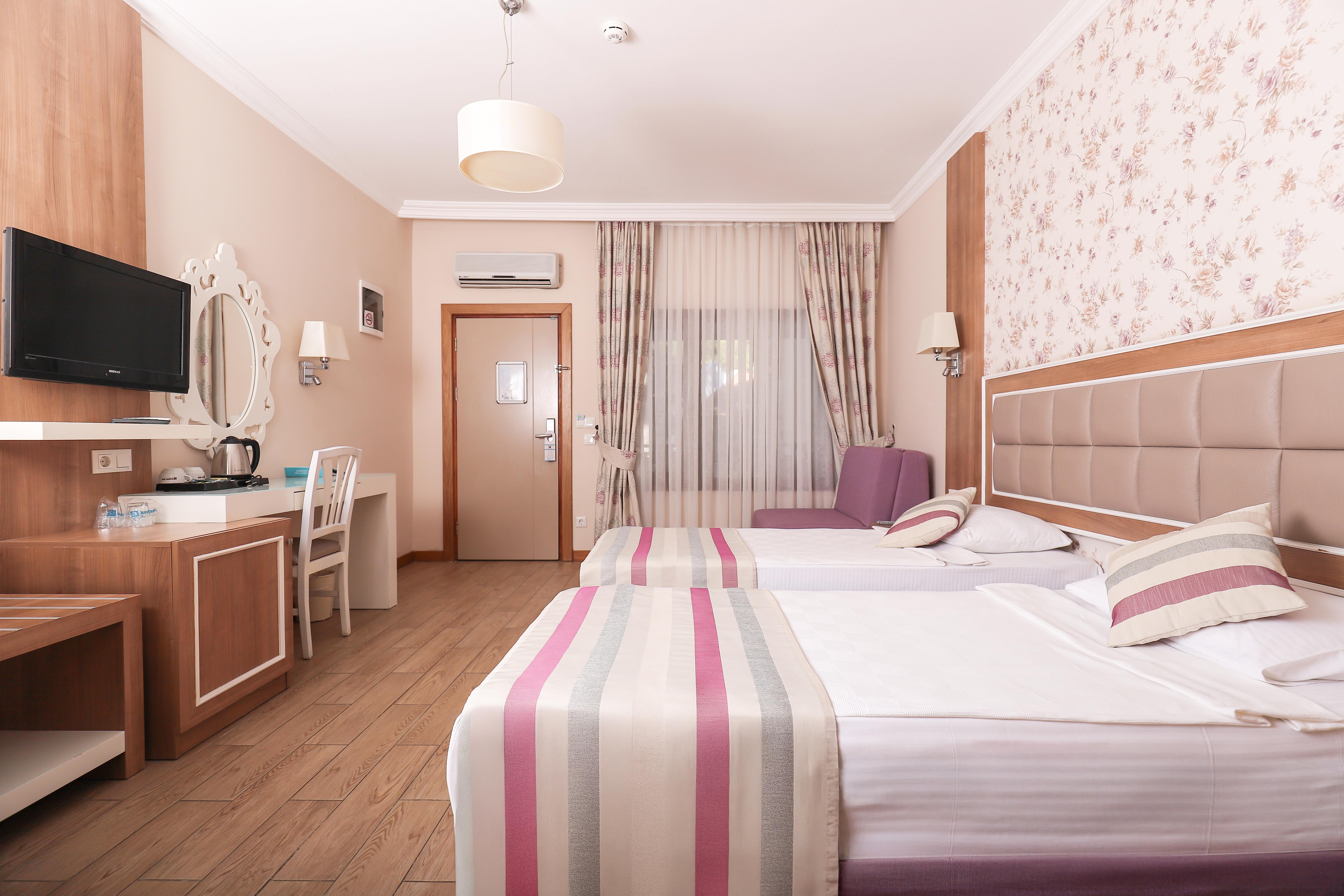 En fazla 2 yetişkin + 1 bebek (0-2 yaş).