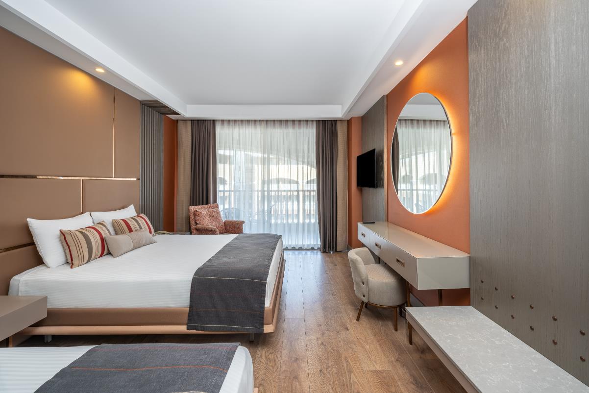 En fazla 3 yetişkin + 1 bebek (0-2 yaş) veya 2 yetişkin + 1 çocuk + 1 bebek (0-2 yaş).